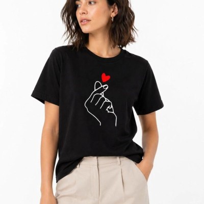 Kadın Kore Parmak Kalp Aşk Temalı Minimal Baskılı Tişört Yazlık Kısa Kol T-Shirt - Siyah Kadın Kore Parmak Kalp Aşk Temalı Minimal Baskılı Tişört Yazlık Kısa Kol T-Shirt - Siyah