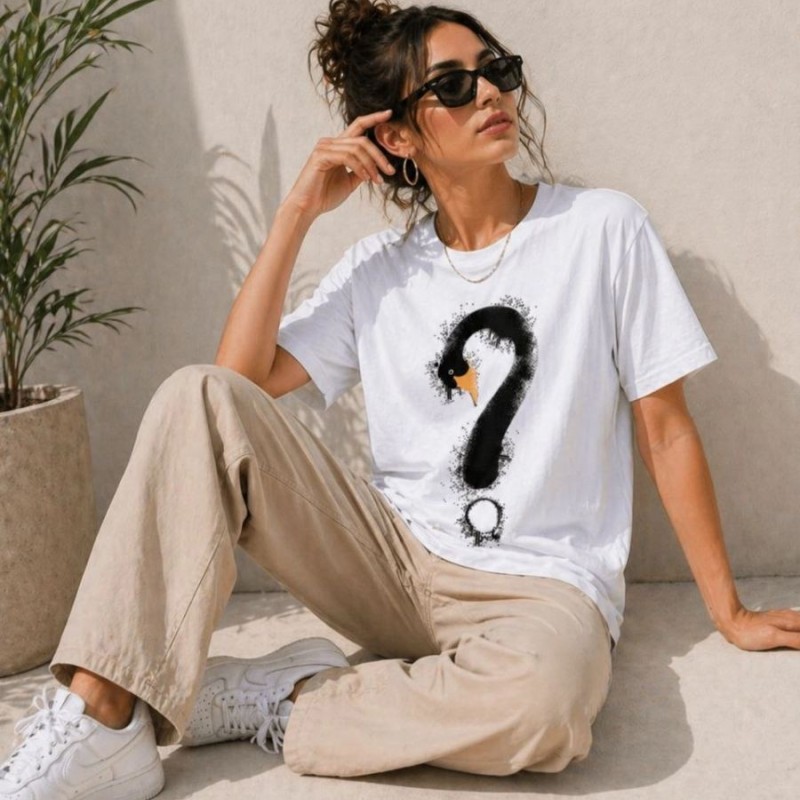 Kadın Kuğu Figürlü Soru İşareti Baskılı Tişört Kısa Kol T-Shirt - Beyaz Kadın Kuğu Figürlü Soru İşareti Baskılı Tişört Kısa Kol T-Shirt - Beyaz