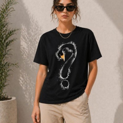Kadın Kuğu Figürlü Soru İşareti Baskılı Tişört Kısa Kol T-Shirt - Siyah Kadın Kuğu Figürlü Soru İşareti Baskılı Tişört Kısa Kol T-Shirt - Siyah