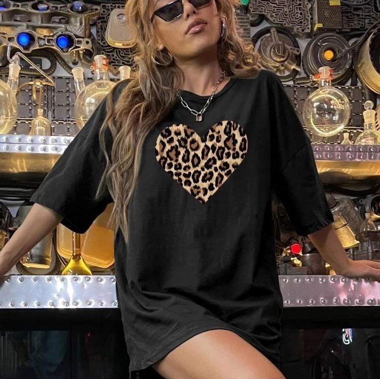 Kadın Leopar Kalp Baskılı Tişört Kısa Kol Bisiklet Yaka Oversize T-shirt - Siyah Kadın Leopar Kalp Baskılı Tişört Kısa Kol Bisiklet Yaka Oversize T-shirt - Siyah