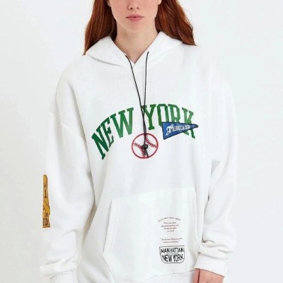 Kadın Oversize Kapüşonlu Cepli Ön Kol Baskılı 3 İplik Pamuklu Hoodie Sweatshirt - Beyaz Kadın Oversize Kapüşonlu Cepli Ön Kol Baskılı 3 İplik Pamuklu Hoodie Sweatshirt - Beyaz
