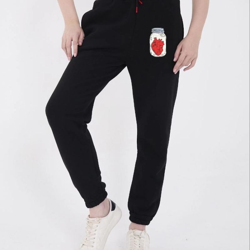 Kadın Üç İplik Pamuklu Baskılı Paçası Lastikli Cepli Eşofman Pantolon - Siyah Kadın Üç İplik Pamuklu Baskılı Paçası Lastikli Cepli Eşofman Pantolon - Siyah