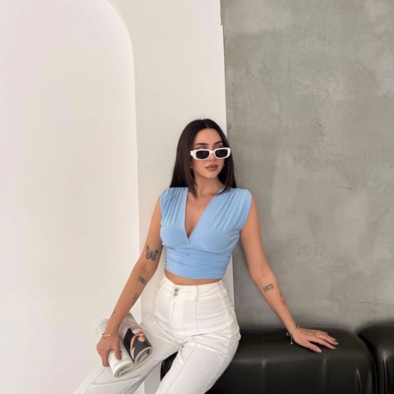 Kadın Vatkalı Kolsuz V Yaka Drapeli Crop Bluz Likralı Fit - Bebek Mavisi