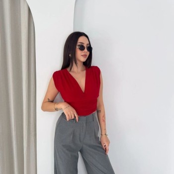 Kadın Vatkalı Kolsuz V Yaka Drapeli Crop Bluz Likralı Fit - Kırmızı
