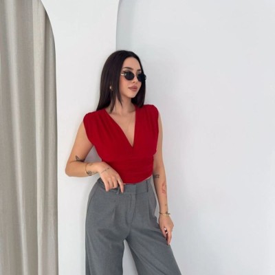 Kadın Vatkalı Kolsuz V Yaka Drapeli Crop Bluz Likralı Fit - Kırmızı Kadın Vatkalı Kolsuz V Yaka Drapeli Crop Bluz Likralı Fit - Kırmızı