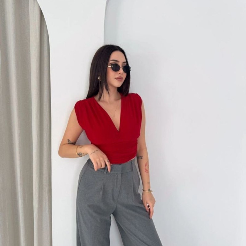 Kadın Vatkalı Kolsuz V Yaka Drapeli Crop Bluz Likralı Fit - Kırmızı Kadın Vatkalı Kolsuz V Yaka Drapeli Crop Bluz Likralı Fit - Kırmızı