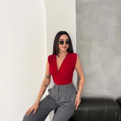 Kadın Vatkalı Kolsuz V Yaka Drapeli Crop Bluz Likralı Fit - Kırmızı Kadın Vatkalı Kolsuz V Yaka Drapeli Crop Bluz Likralı Fit - Kırmızı