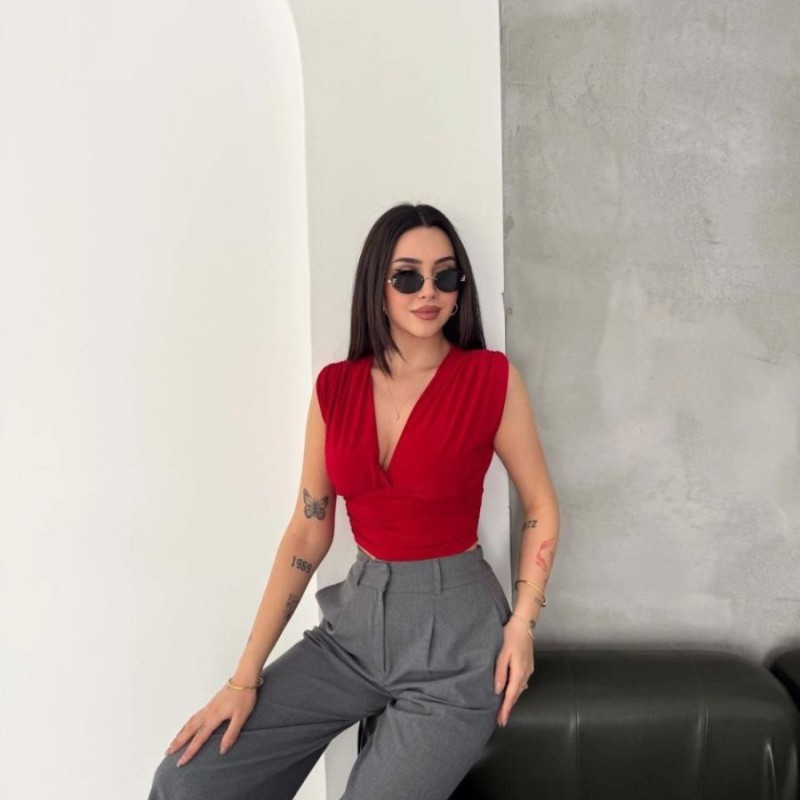 Kadın Vatkalı Kolsuz V Yaka Drapeli Crop Bluz Likralı Fit - Kırmızı Kadın Vatkalı Kolsuz V Yaka Drapeli Crop Bluz Likralı Fit - Kırmızı