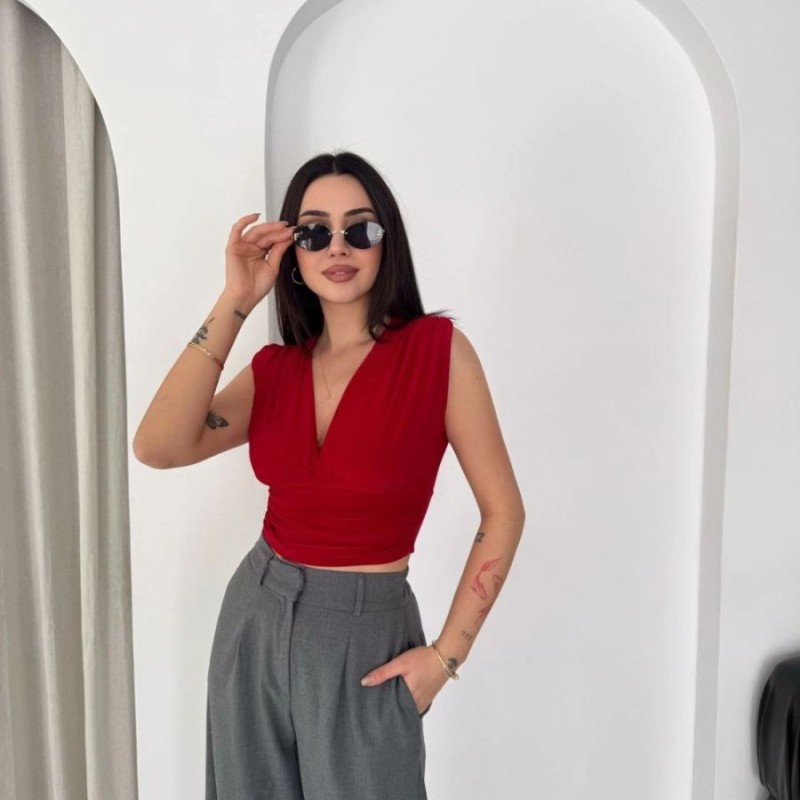 Kadın Vatkalı Kolsuz V Yaka Drapeli Crop Bluz Likralı Fit - Kırmızı Kadın Vatkalı Kolsuz V Yaka Drapeli Crop Bluz Likralı Fit - Kırmızı