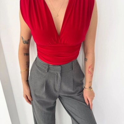 Kadın Vatkalı Kolsuz V Yaka Drapeli Crop Bluz Likralı Fit - Kırmızı Kadın Vatkalı Kolsuz V Yaka Drapeli Crop Bluz Likralı Fit - Kırmızı
