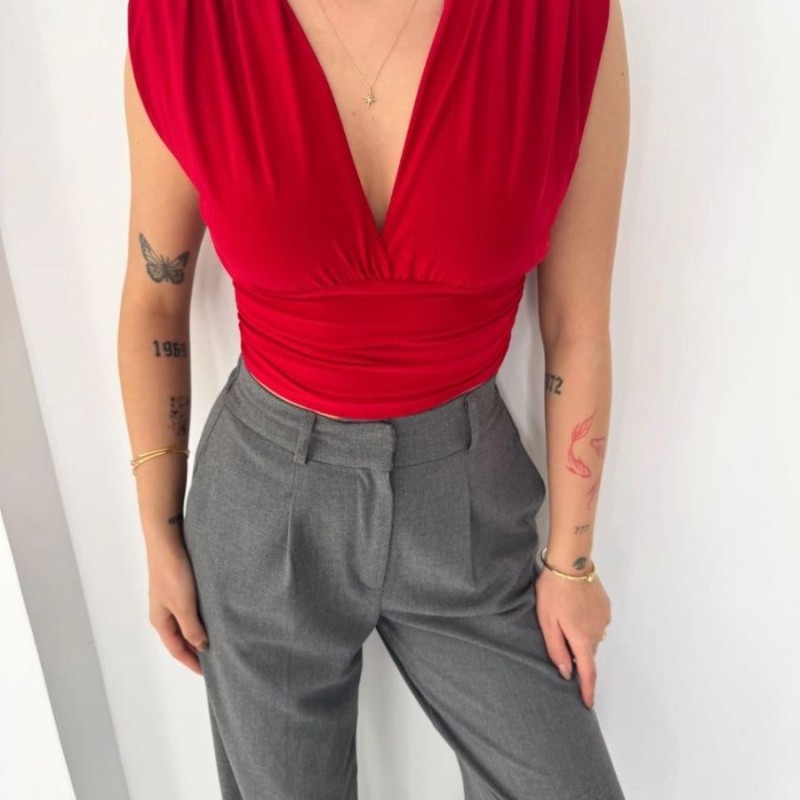 Kadın Vatkalı Kolsuz V Yaka Drapeli Crop Bluz Likralı Fit - Kırmızı Kadın Vatkalı Kolsuz V Yaka Drapeli Crop Bluz Likralı Fit - Kırmızı