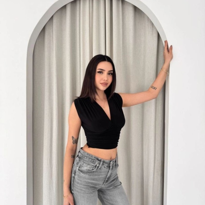 Kadın Vatkalı Kolsuz V Yaka Drapeli Crop Bluz Likralı Fit - Siyah Kadın Vatkalı Kolsuz V Yaka Drapeli Crop Bluz Likralı Fit - Siyah