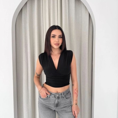 Kadın Vatkalı Kolsuz V Yaka Drapeli Crop Bluz Likralı Fit - Siyah Kadın Vatkalı Kolsuz V Yaka Drapeli Crop Bluz Likralı Fit - Siyah