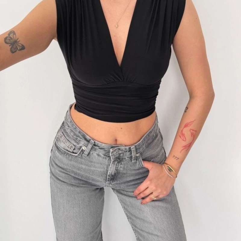 Kadın Vatkalı Kolsuz V Yaka Drapeli Crop Bluz Likralı Fit - Siyah Kadın Vatkalı Kolsuz V Yaka Drapeli Crop Bluz Likralı Fit - Siyah