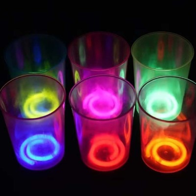 Karanlıkta Yanan Mega Glow Bardaklar 8 Adet Karanlıkta Yanan Mega Glow Bardaklar 8 Adet