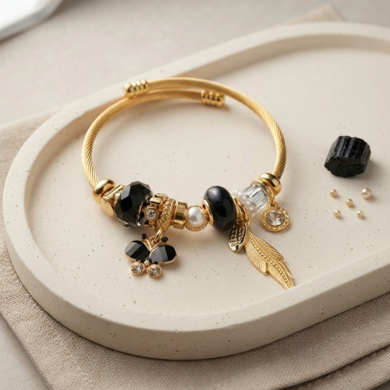 Kelebek Model Gold Renk Siyah Charmlı Bileklik Kelebek Model Gold Renk Siyah Charmlı Bileklik