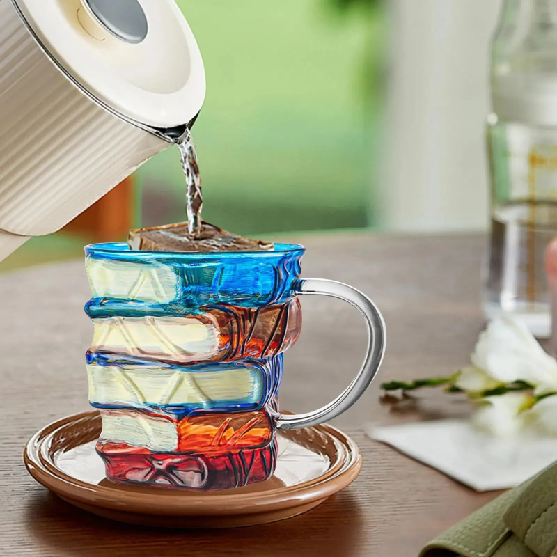 Kitap Tasarımlı Kupa Bardak - 350 ml Kapasite - El Çizimi Özel Tasarım - Dayanıklı Cam Kitap Tasarımlı Kupa Bardak - 350 ml Kapasite - El Çizimi Özel Tasarım - Dayanıklı Cam