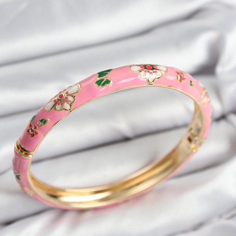 Mineli Pirinç Pembe Çiçek Motifli Gold Kadın Kelepçe Mineli Pirinç Pembe Çiçek Motifli Gold Kadın Kelepçe