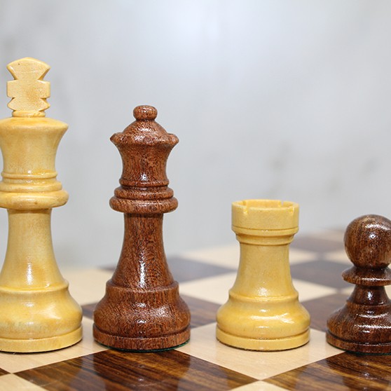 Özel Vernikli Mıknatıs Taşlı Ahşap Katlanabilir Kutulu Satranç Oyunu 17.5 Cm