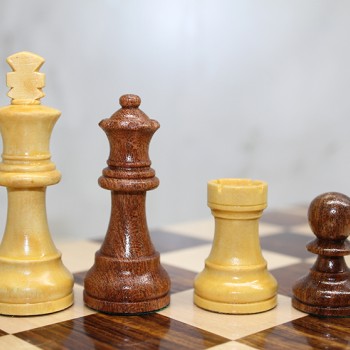 Özel Vernikli Mıknatıs Taşlı Ahşap Katlanabilir Kutulu Satranç Oyunu 25 Cm 