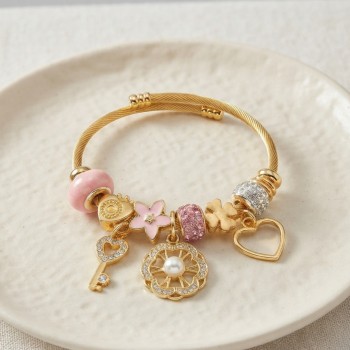 Pembe Charmlı Model Kadın Bileklik Pembe Charmlı Model Kadın Bileklik