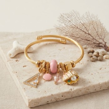 Pembe Deniz Kabuğu Model Gold Renk Charmlı Bileklik Pembe Deniz Kabuğu Model Gold Renk Charmlı Bileklik