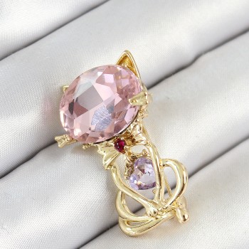 Pembe Zirkon Taşlı Kap Detaylı Kedi Figürlü Gold Renk Kadın Broş Pembe Zirkon Taşlı Kap Detaylı Kedi Figürlü Gold Renk Kadın Broş