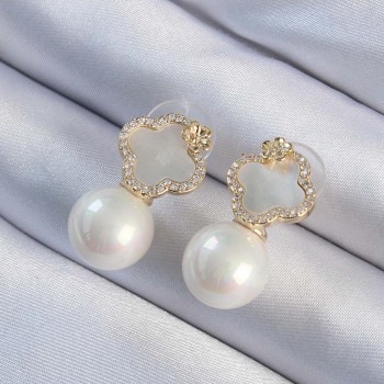 Pirinç Altın Renk Zirkon Taşlı Minimal Çiçek Tasarımlı Kadın Küpe Pirinç Altın Renk Zirkon Taşlı Minimal Çiçek Tasarımlı Kadın Küpe