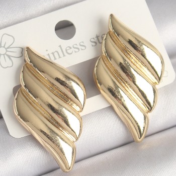 Pirinç Gold Renk 3 Sıralı Dalgalı Model Kadın Küpe Pirinç Gold Renk 3 Sıralı Dalgalı Model Kadın Küpe
