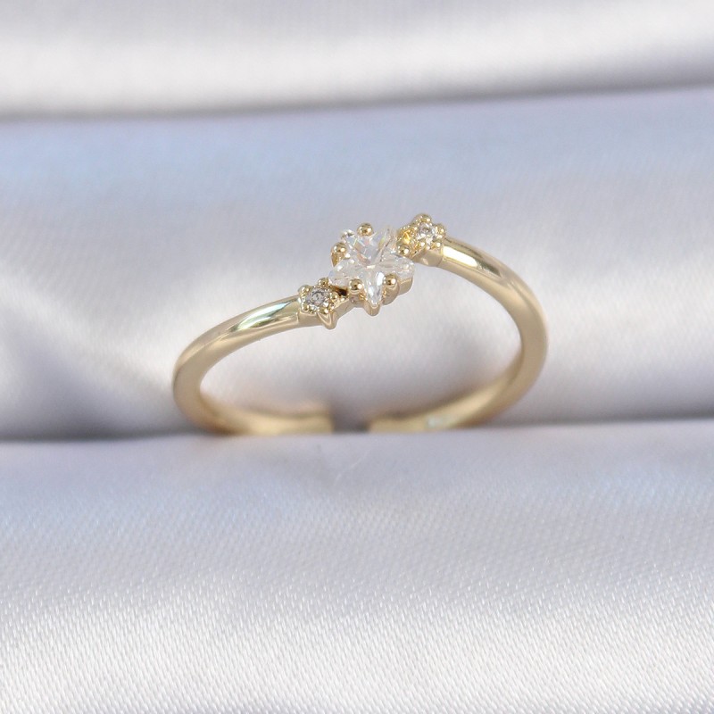 Pirinç Gold Renk Beyaz Çiçek Model Zirkon Taş Detay Kadın Yüzük Pirinç Gold Renk Beyaz Çiçek Model Zirkon Taş Detay Kadın Yüzük