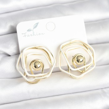 Pirinç Gold Renk Beyaz Mineli Geometrik Gül Model Kadın Küpe Pirinç Gold Renk Beyaz Mineli Geometrik Gül Model Kadın Küpe
