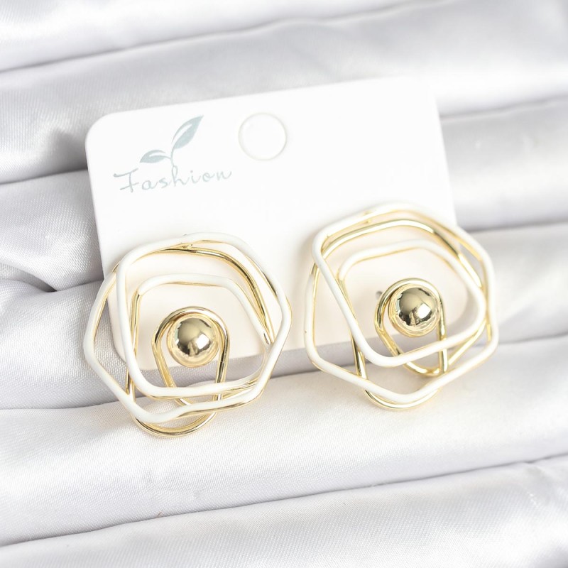 Pirinç Gold Renk Beyaz Mineli Geometrik Gül Model Kadın Küpe Pirinç Gold Renk Beyaz Mineli Geometrik Gül Model Kadın Küpe