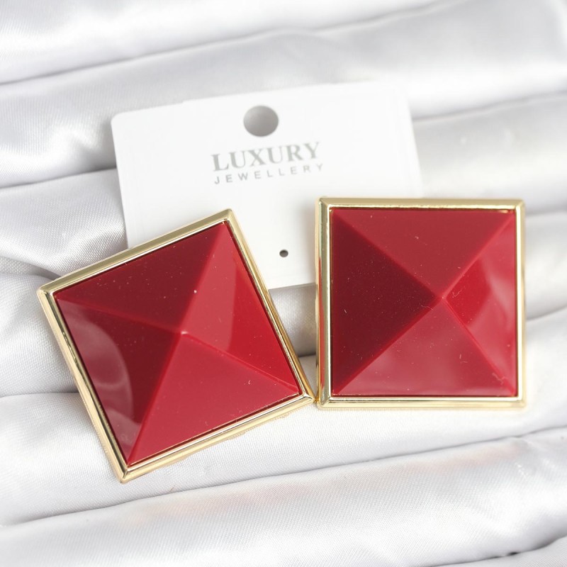 Pirinç Gold Renk Bordo Piramit Model Kadın Küpe Pirinç Gold Renk Bordo Piramit Model Kadın Küpe