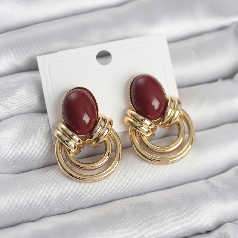 Pirinç Gold Renk Bordo Taşlı Vintage Kadın Küpe Pirinç Gold Renk Bordo Taşlı Vintage Kadın Küpe