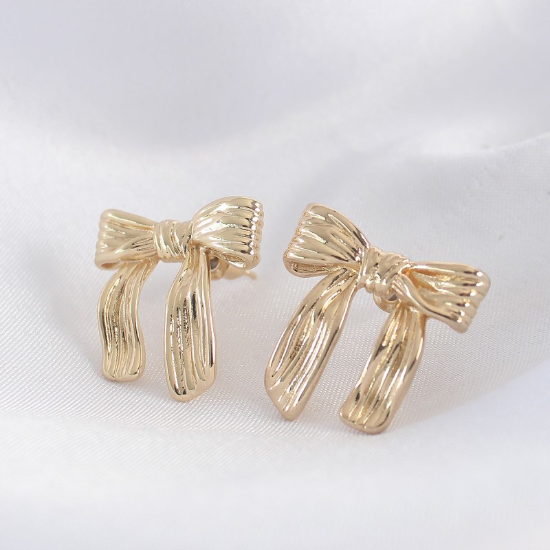 Pirinç Gold Renk Çizgi Detay Fiyonk Küpe Pirinç Gold Renk Çizgi Detay Fiyonk Küpe