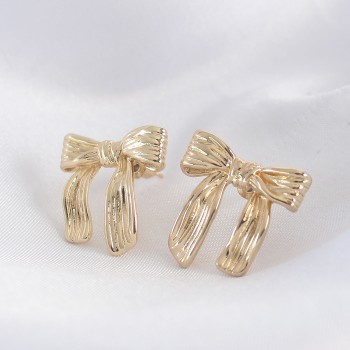 Pirinç Gold Renk Çizgi Detay Fiyonk Küpe Pirinç Gold Renk Çizgi Detay Fiyonk Küpe
