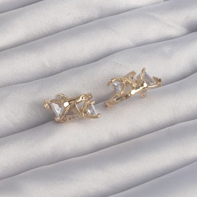 Pirinç Gold Renk İri Zirkon Taşlı Kıvrımlı Minimal Kelebekli Halka Küpe Pirinç Gold Renk İri Zirkon Taşlı Kıvrımlı Minimal Kelebekli Halka Küpe