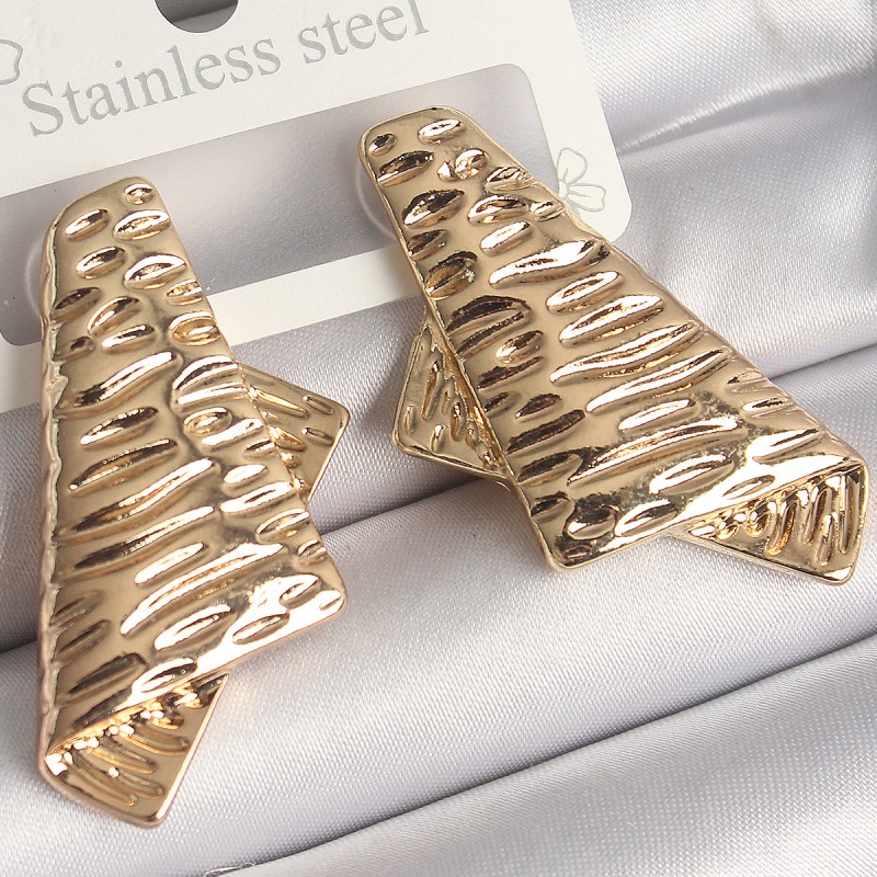 Pirinç Gold Renk İşleme Detaylı Katlanmış Kare Plaka Model Kadın Küpe Pirinç Gold Renk İşleme Detaylı Katlanmış Kare Plaka Model Kadın Küpe