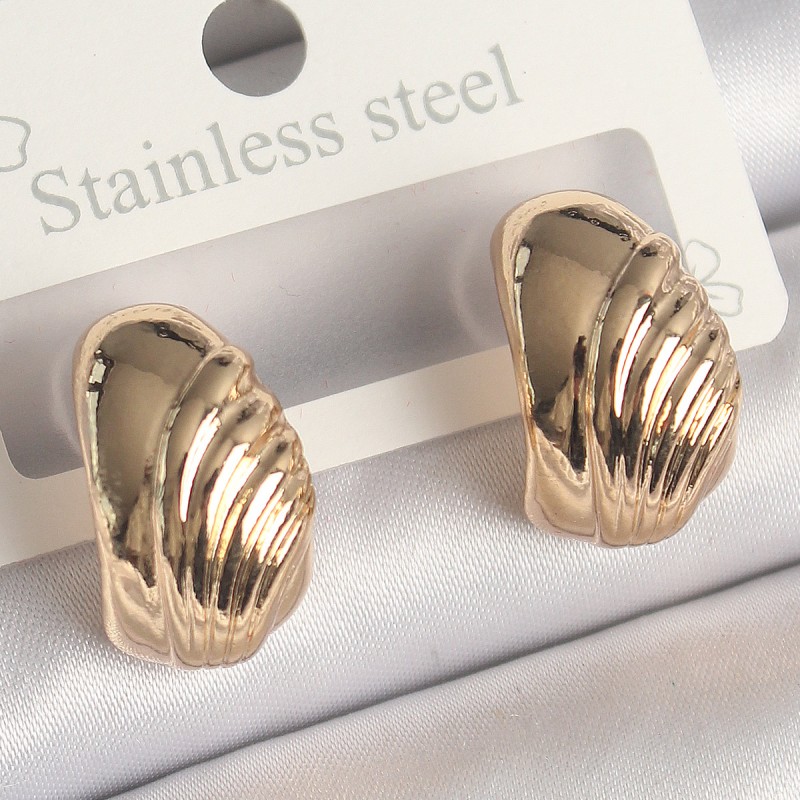 Pirinç Gold Renk İşleme Detaylı Yarım Halka Model Kadın Küpe Pirinç Gold Renk İşleme Detaylı Yarım Halka Model Kadın Küpe
