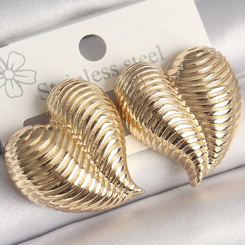 Pirinç Gold Renk İşlemeli Bomba Kalp Model Kadın Küpe Pirinç Gold Renk İşlemeli Bomba Kalp Model Kadın Küpe