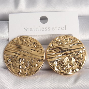 Pirinç Gold Renk İşlemeli Daire Plaka Model Kadın Küpe Pirinç Gold Renk İşlemeli Daire Plaka Model Kadın Küpe