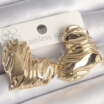 Pirinç Gold Renk İşlemeli Kalp Model Kadın Küpe Pirinç Gold Renk İşlemeli Kalp Model Kadın Küpe