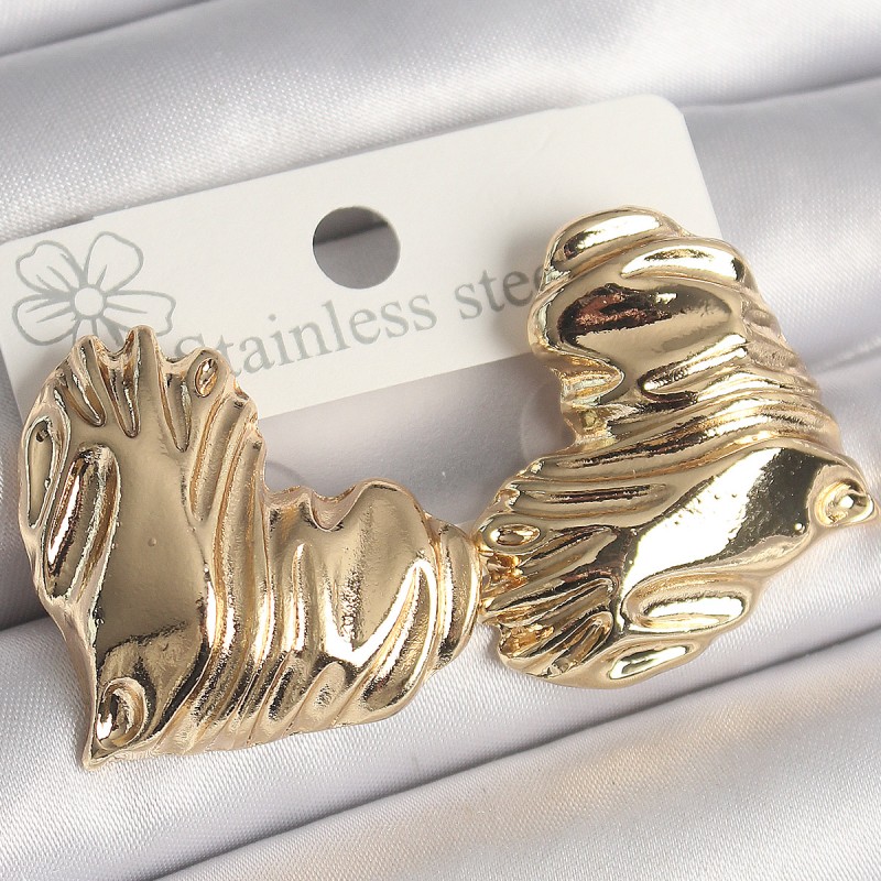 Pirinç Gold Renk İşlemeli Kalp Model Kadın Küpe Pirinç Gold Renk İşlemeli Kalp Model Kadın Küpe