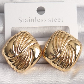 Pirinç Gold Renk İşlemeli Kare Model Kadın Küpe Pirinç Gold Renk İşlemeli Kare Model Kadın Küpe