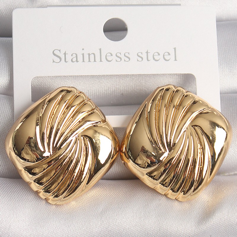 Pirinç Gold Renk İşlemeli Kare Model Kadın Küpe Pirinç Gold Renk İşlemeli Kare Model Kadın Küpe