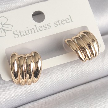 Pirinç Gold Renk İşlemeli Yarım Halka Model Kadın Küpe Pirinç Gold Renk İşlemeli Yarım Halka Model Kadın Küpe