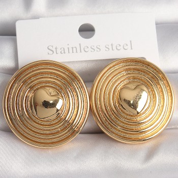Pirinç Gold Renk Kalp İşlemeli Daire Plaka Model Kadın Küpe Pirinç Gold Renk Kalp İşlemeli Daire Plaka Model Kadın Küpe
