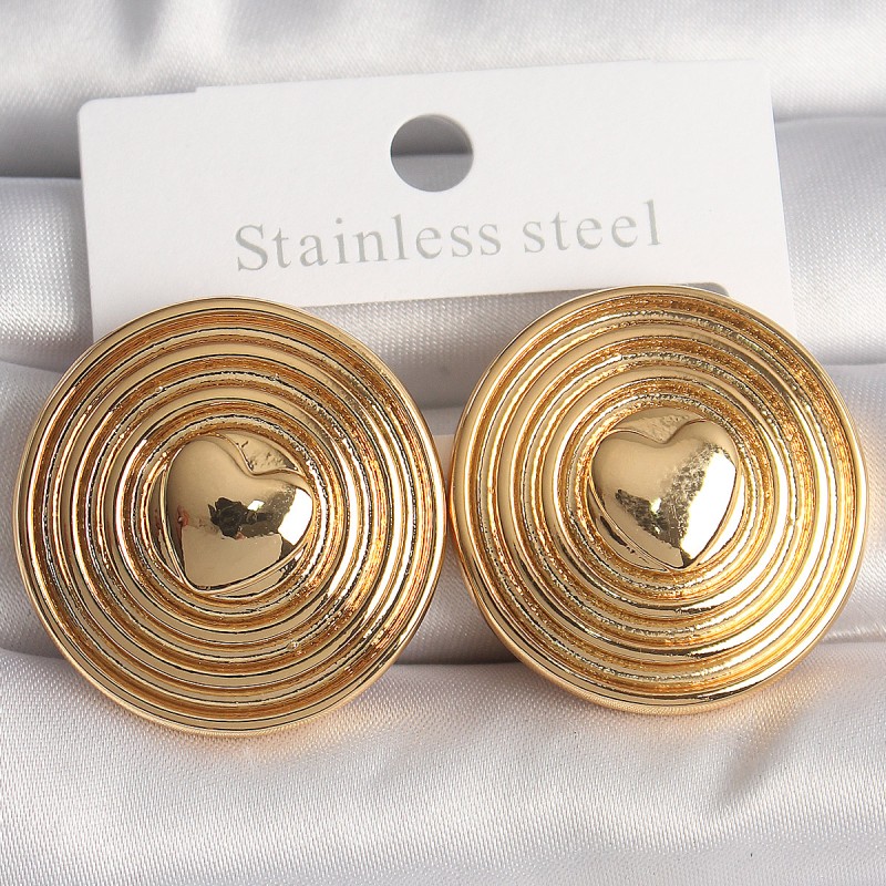 Pirinç Gold Renk Kalp İşlemeli Daire Plaka Model Kadın Küpe Pirinç Gold Renk Kalp İşlemeli Daire Plaka Model Kadın Küpe