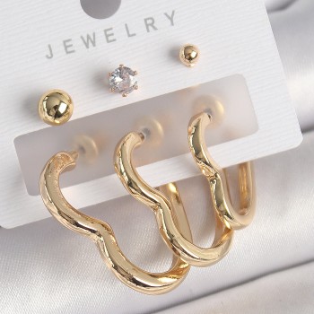 Pirinç Gold Renk Kalp Model Zirkon Taşlı Topçuk Detay Kadın Küpe Seti Pirinç Gold Renk Kalp Model Zirkon Taşlı Topçuk Detay Kadın Küpe Seti