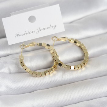 Pirinç Gold Renk Kare Halka Model Kadın Küpe Pirinç Gold Renk Kare Halka Model Kadın Küpe